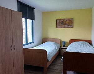 Comfortabele slaapkamer met twee bedden in Vakantiehuisje in Saint Aubin le Monial, Auvergne, perfect voor een rustige vakantie in Frankrijk.