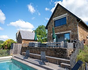Zwembad en terras bij Gite Les Corbieres, vakantiehuis in Cassaniouze, Auvergne, omgeven door natuur.