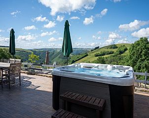 Verken de serene natuur vanaf het terras van Gite Les Corbieres, een idyllisch vakantiehuis in Cassaniouze, Auvergne, Frankrijk.