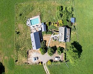Verken het serene Gite Les Corbieres, een vakantiehuis in Cassaniouze, Auvergne, omgeven door weelderig groen en een zwembad.