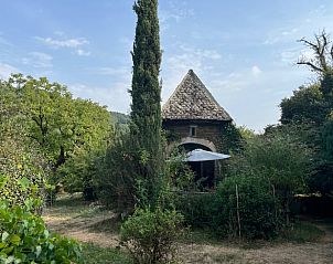 Geniet van de serene omgeving bij het Huisje in Cassaniouze, een prachtig vakantiehuis in het hart van Auvergne, Frankrijk.