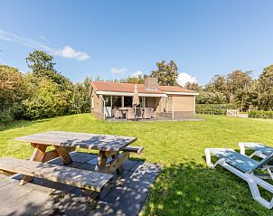 Terras van Vakantiewoning Duinroos in Ballum, Ameland, met picknicktafel en ligstoelen in de tuin.