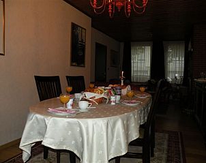 Gezellige eetruimte in Bed and Breakfast 't Zuid, Antwerpen, met uitnodigende gedekte tafel voor een heerlijk ontbijt.