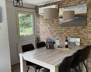 Eethoek in bungalow Helma, Ballum, Ameland met sfeervolle decoratie.