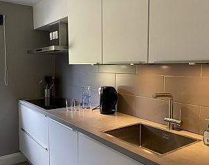 Stijlvolle keuken van vakantiehuis Helma in Ballum, Ameland met luxe apparatuur.