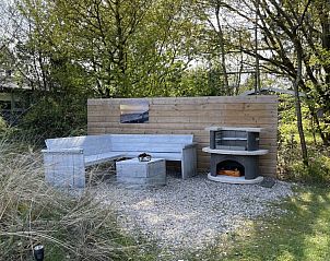 Buitenlounge van vakantiehuis Helma in Ballum, Ameland met barbecue en zitgedeelte.