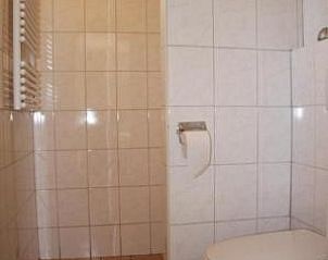 Badkamer in Geertje-Aaltje bungalow, Nes, Ameland met moderne voorzieningen.