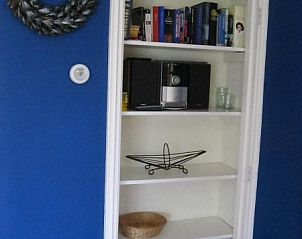 Boekenkast met spelletjes in Geertje-Aaltje vakantiehuis, Nes, Ameland voor entertainment.