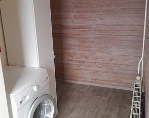 Wasruimte in Geertje-Aaltje vakantiehuis, Nes, Ameland met wasmachine en opslagruimte.