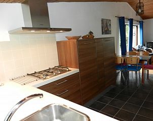 Moderne keuken in vakantiehuis Skries, Nes, Ameland, met uitzicht op de natuur.