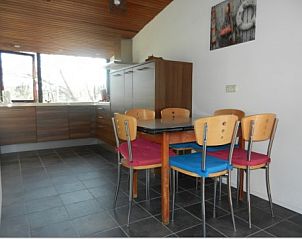 Eethoek in vakantiehuis Skries, Nes, Ameland, met uitzicht op de natuur.