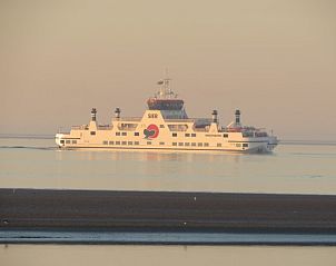 Veerboot op zee bij Nes, Ameland, nabij vakantiehuis Skries op de Waddeneilanden.
