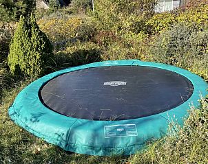 Trampoline in de tuin van Aurora vakantiewoning in Nes, Ameland, perfect voor kinderen.