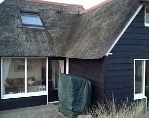 Ingang van Aurora vakantiehuis in Nes, Ameland met charmante rieten dakbedekking.