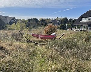 Hangmat in de tuin van Aurora vakantiehuis in Nes, Ameland voor ultieme ontspanning.