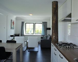 Ruime keuken en woonkamer in appartementenboerderij de Jong, Nes, Ameland.