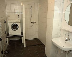 Badkamer met wasmachine in appartementenboerderij de Jong, Nes, Ameland.