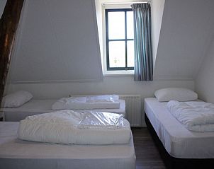 Driepersoons slaapkamer in appartementenboerderij de Jong, Nes, Ameland.