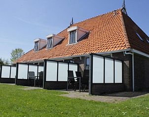 Zijaanzicht van appartementenboerderij de Jong in Nes, Ameland, met terrassen.