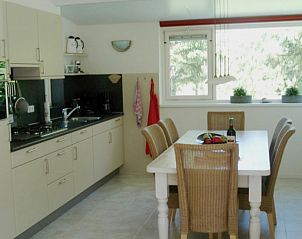Moderne keuken met eethoek in vakantiehuis Fazant, Nes, Ameland.