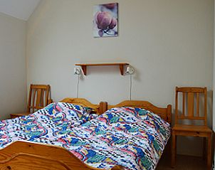 Knusse slaapkamer in Appartementen-Annema in Nes, Ameland, Waddeneilanden, met comfortabele bedden en rustgevende inrichting.