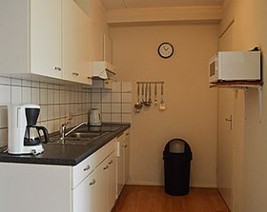 Moderne keuken in Appartementen-Annema, Nes, Ameland, met praktische voorzieningen voor een comfortabel verblijf op de Waddeneilanden.