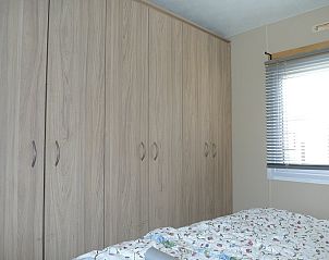 Grote kledingkast in de slaapkamer van de Cirkel chalet, Nes, Ameland, biedt voldoende opbergruimte voor gasten.