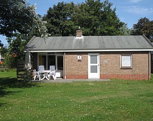 Bungalow Margot in Nes, Ameland met zonnig terras en groene omgeving.