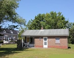 Voorzijde van Bungalow Margot in Nes, Ameland met ruime tuin.