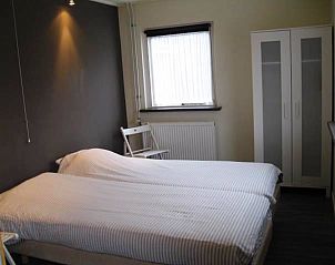 Slaapkamer in Klasina, Nes, Ameland met tweepersoonsbed en natuurlijke lichtinval.