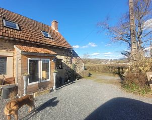 Gezellig vakantiehuis in Chiddes, Bourgondi, Frankrijk, omringd door serene natuur en een uitnodigend terras.