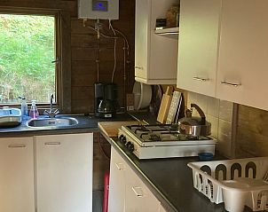 Praktische keuken in het Vakantiehuisje in Chiddes, Bourgondi, met natuurlijk licht.