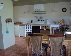 Charmante eetruimte in Ti Cos Kaourintine, een vakantiehuis in Briec de l'Odet, Bretagne, met traditionele stijlelementen en een huiselijke ambiance.