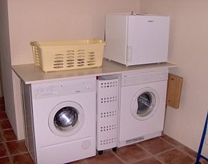 Wasruimte in Ti Cos Kaourintine vakantiehuis, Briec de l'Odet, Bretagne, met wasmachine en droger voor gemak tijdens uw verblijf.