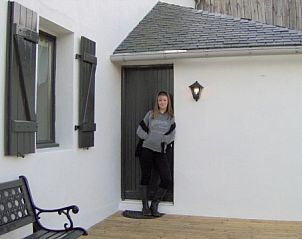 Ervaar de serene sfeer bij Ti Cos Kaourintine, een uitnodigend vakantiehuis in Briec de l'Odet, Bretagne, met een prachtig terras.
