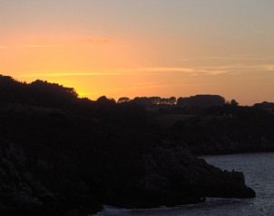 Bewonder de serene zonsondergang bij Ti Cos Kaourintine, een idyllisch vakantiehuis in Briec de l'Odet, Bretagne, Frankrijk.
