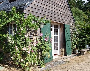 Gezellig vakantiehuis in Plouhinec, Bretagne met houten gevel en groene accenten
