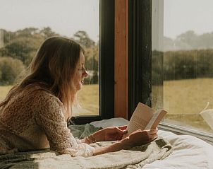 Rustig moment in Vakantiehuisje in Pont-l'Abb, met een prachtig uitzicht op de weelderige omgeving van Bretagne, Frankrijk.