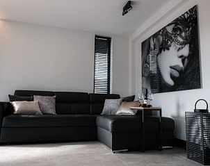 Stijlvolle woonkamer in vakantiehuis Lusandre, Olen, Antwerpen met moderne inrichting voor ultiem comfort.