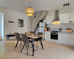 Gezellige binnenruimte met keuken in Vakantiehuis in Ploerdut, Bretagne, Frankrijk, voor een comfortabele vakantie.