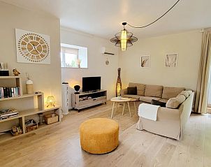 Ruime woonkamer van Vakantiehuis in Ploerdut, Bretagne, biedt een knusse sfeer met moderne meubels en veel natuurlijk licht.