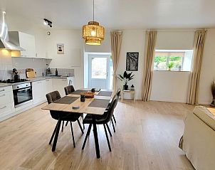 Gezellige binnenruimte van Vakantiehuis in Ploerdut, Bretagne, Frankrijk, met moderne keuken en eetgedeelte.