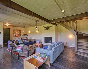 Gezellige woonkamer van Villa Lactea, vakantiehuis in Schilde, met moderne inrichting en open haard.