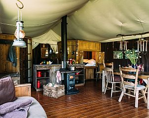 Rustieke charme in Tenthuisje met warme privdouche, Figari, Corsica. Houten meubels en sfeervolle glamping lodge ambiance.