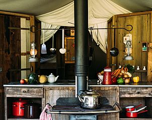 Warme en uitnodigende keuken in Tenthuisje met privdouche, Figari, Corsica. Ideaal voor een glampingvakantie.