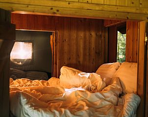 Comfortabele slaapkamer in het Tenthuisje met warme privdouche, midden in de natuur van Figari, Corsica, Frankrijk.