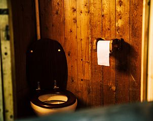 Ervaar comfort in de badkamer van het Tenthuisje met privdouche, een charmante glamping lodge in Figari, Corsica.