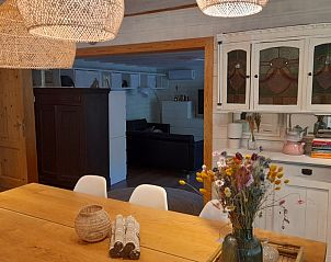 Gezellige eetruimte in Oehoe vakantiehuis, Oud-Turnhout, met houten meubels en decoratie.