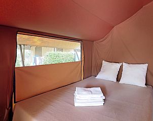 Schlafzimmer des Bungalowzeltes Classic in Beaulieu-sur-Dordogne, Limousin. Genieen Sie eine erholsame Nacht in der franzsischen Natur.