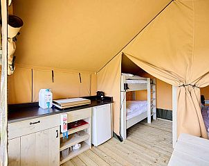 Genieen Sie den rustikalen Charme des Nomaden-Zelthauses in Poilly-Lez-Gien, Centre, Frankreich, komplett mit Schlafrumen und Kochnische.